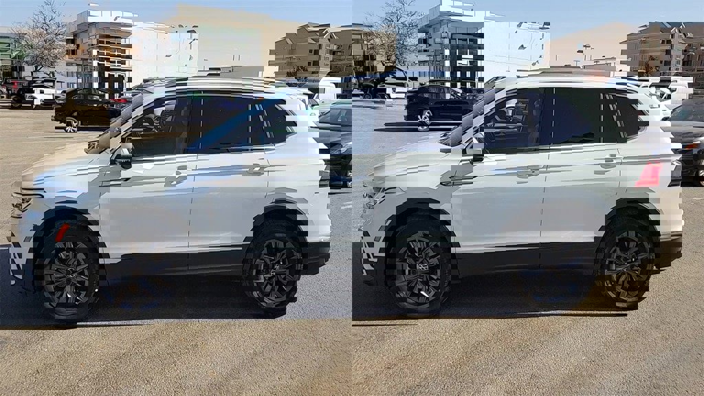 Used 2022 Volkswagen Tiguan SE image 5