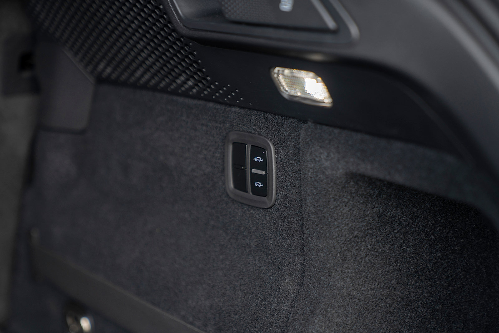 Certified 2025 Porsche Macan Electric image 21