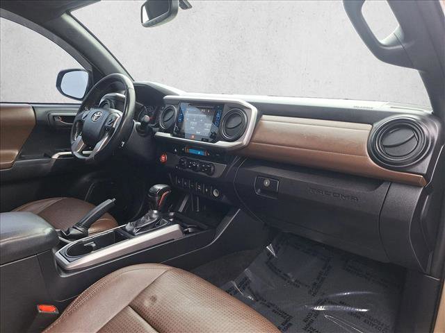 Used 2016 Toyota Tacoma Limited w/ Towing Package image 18