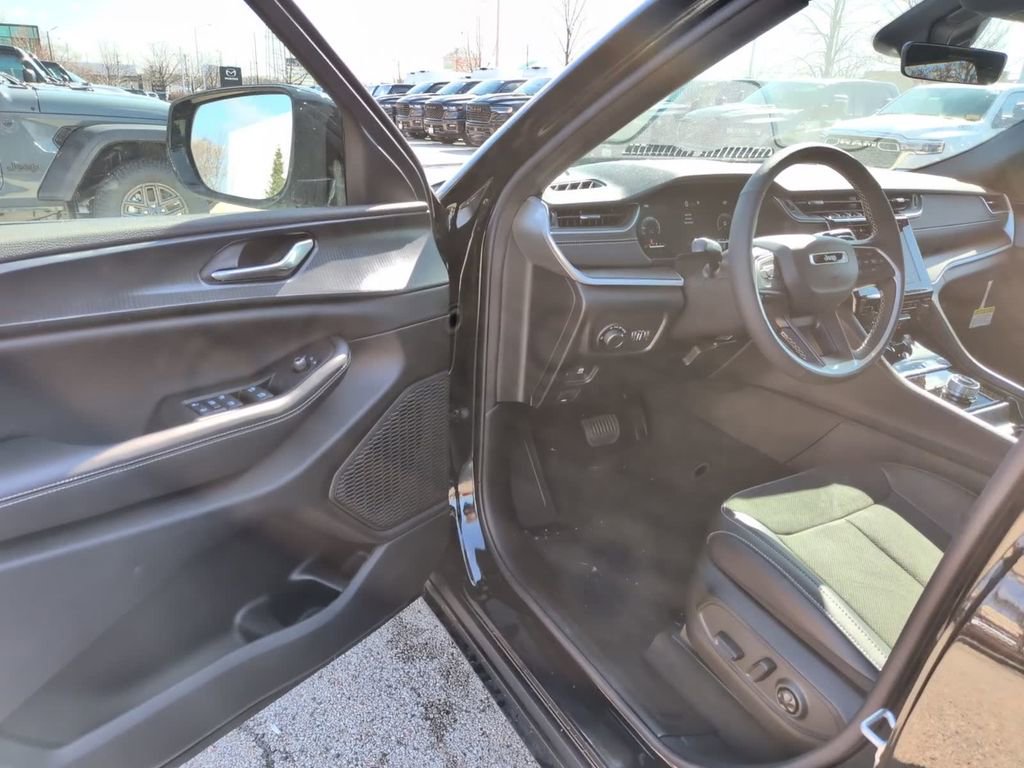 New 2025 Jeep Grand Cherokee L Altitude image 18