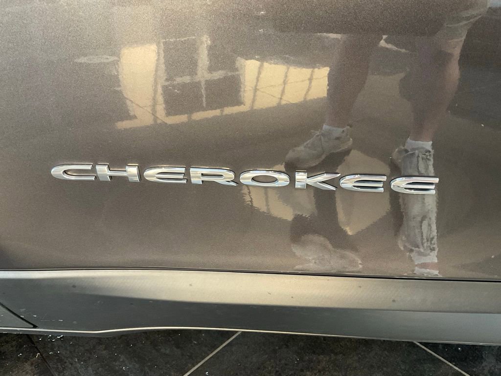 Used 2019 Jeep Cherokee Limited image 25