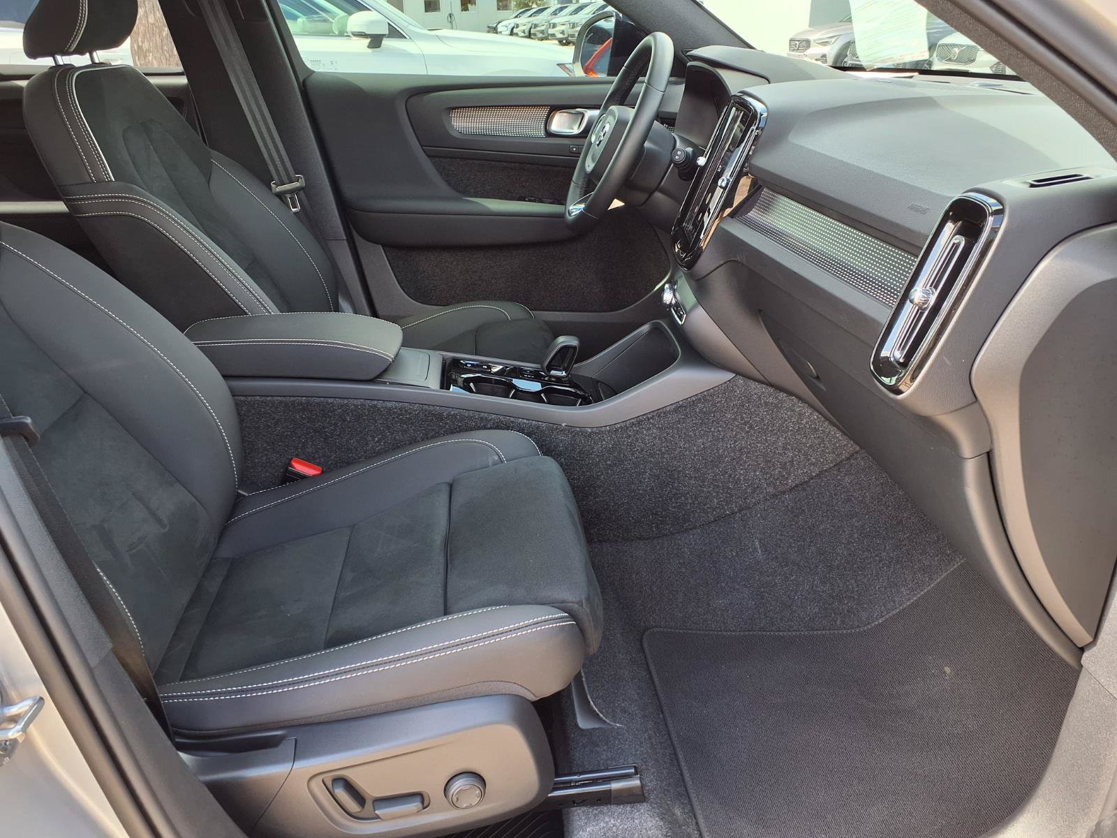 Certified 2025 Volvo XC40 B5 Ultra AWD/4WD image 11