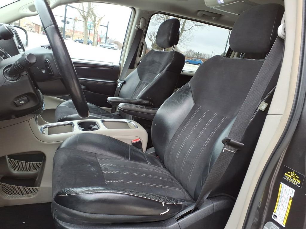 Used 2014 Chrysler Town & Country Touring-L image 12