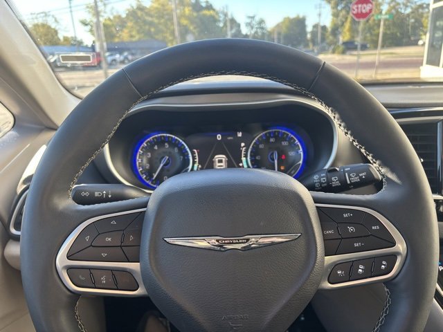 Used 2024 Chrysler Pacifica Touring-L image 13
