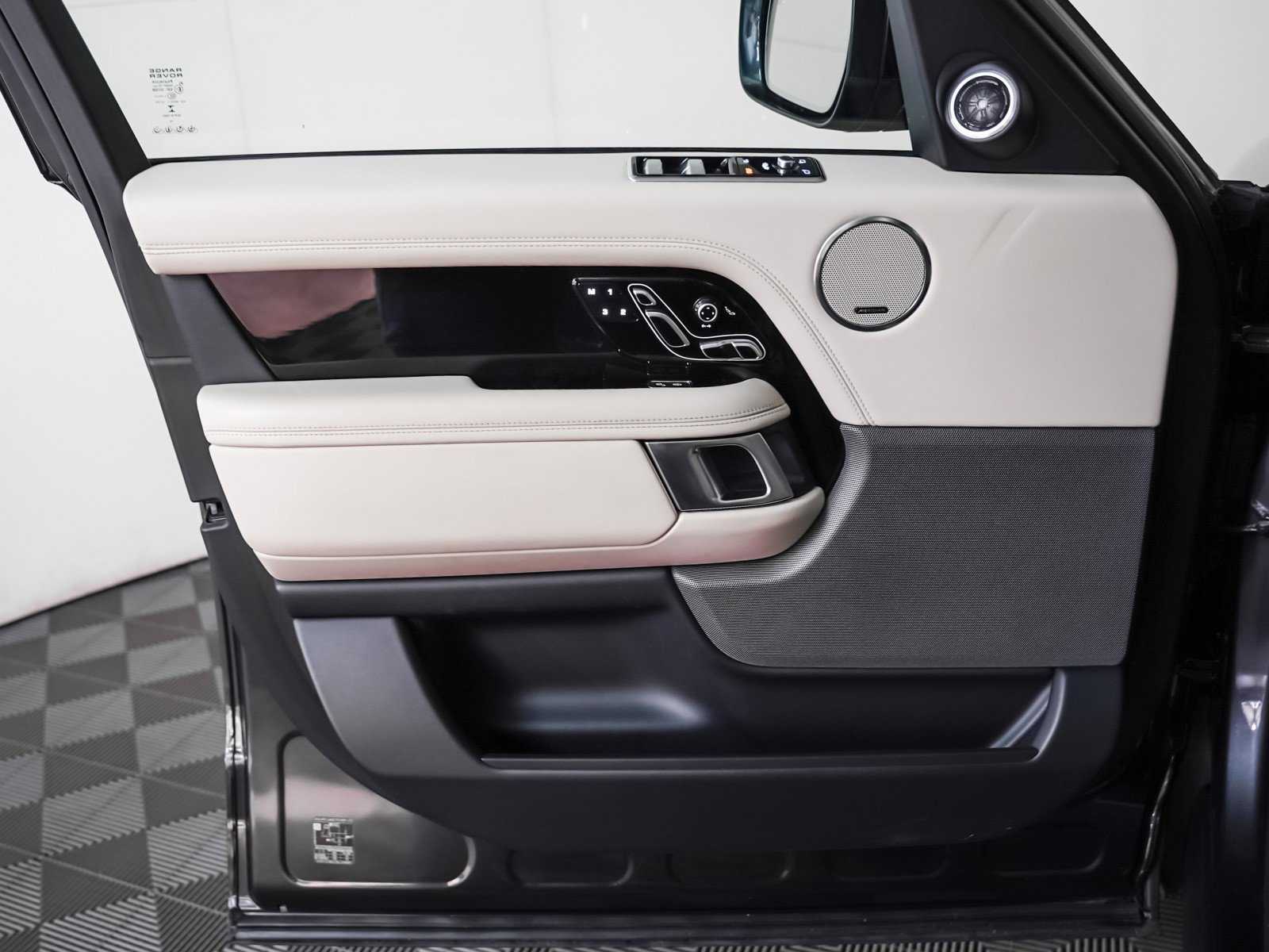 Used 2020 Land Rover Range Rover HSE image 23