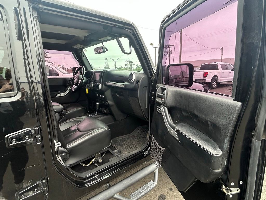 Used 2015 Jeep Wrangler Unlimited Rubicon AWD/4WD image 22