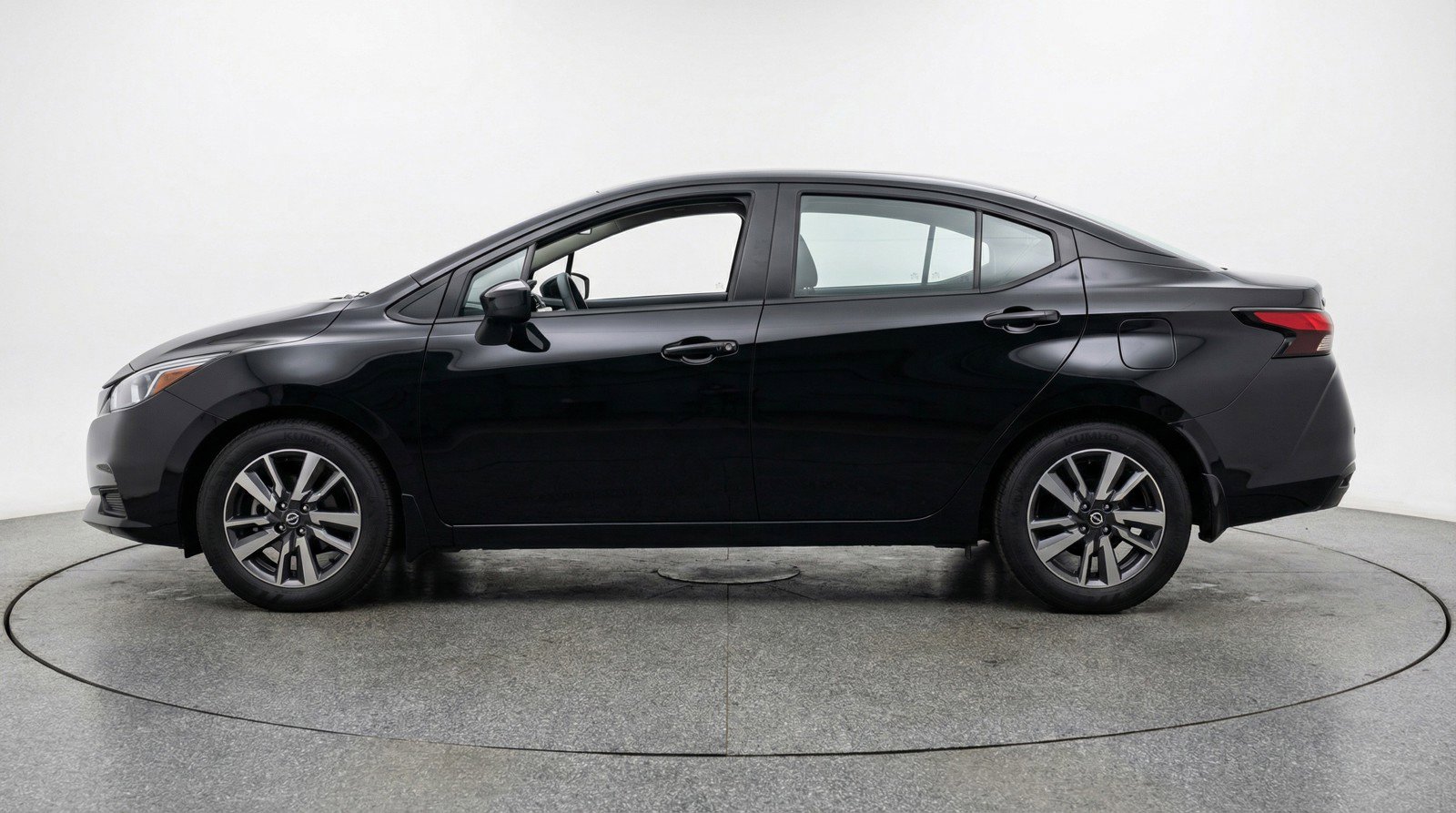 Used 2025 Nissan Versa SV FWD image 5