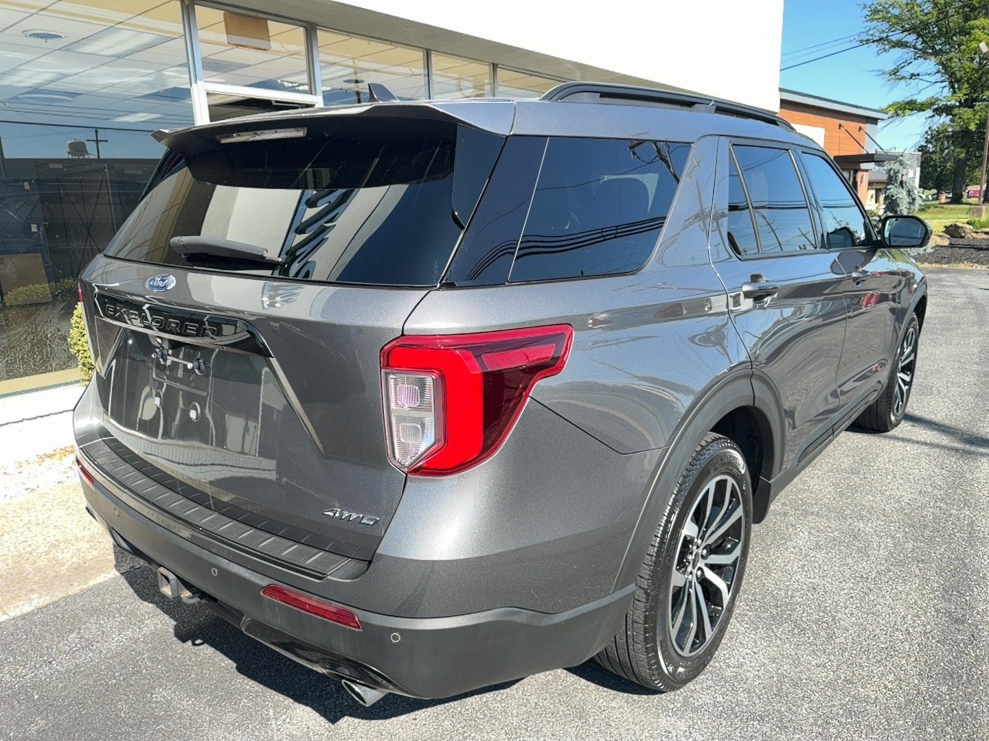 Used 2023 Ford Explorer ST-Line AWD/4WD image 3