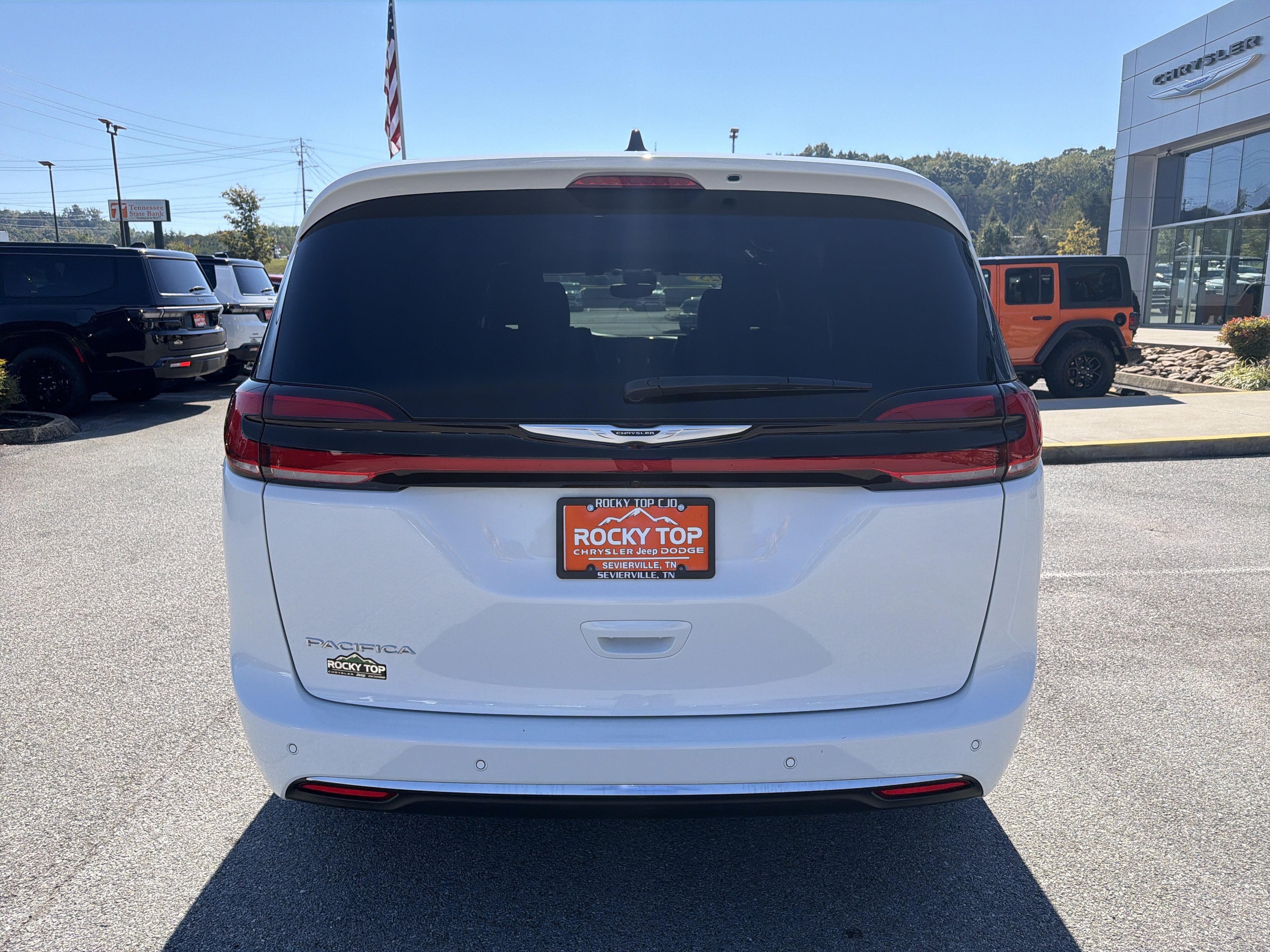 Used 2025 Chrysler Pacifica Pinnacle FWD image 8