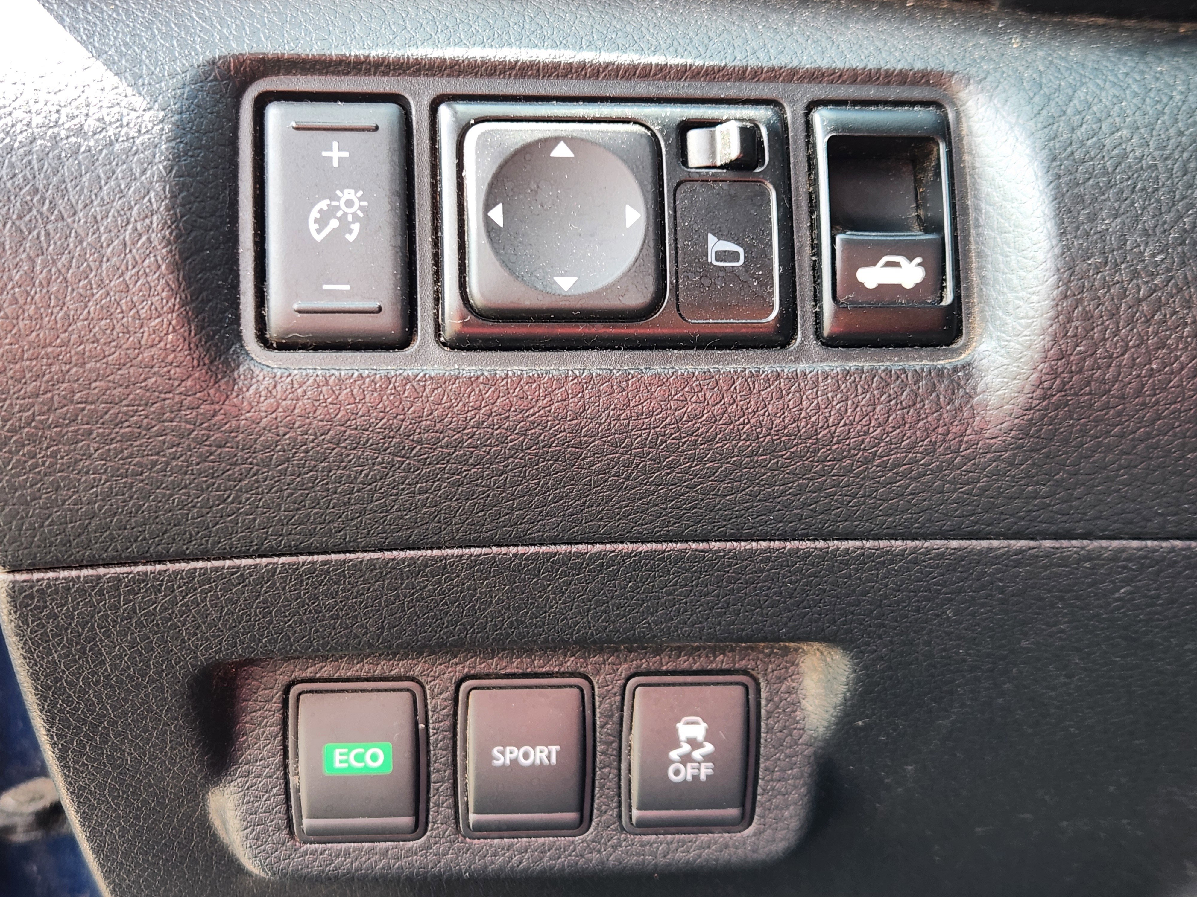 Used 2016 Nissan Sentra SR w/ SR Premium Package image 24