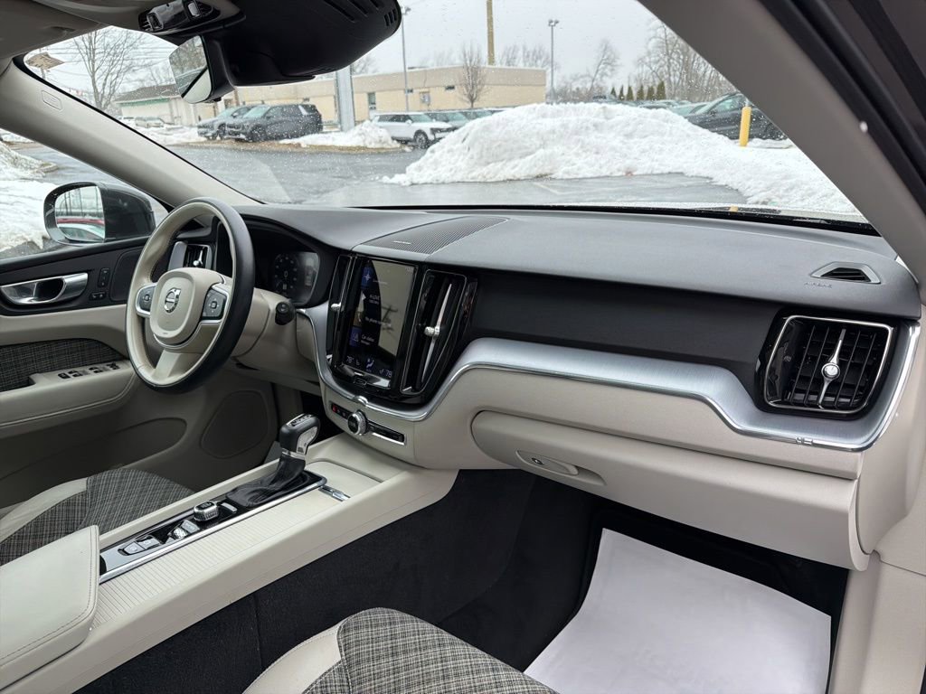 Used 2021 Volvo XC60 T5 Momentum image 13