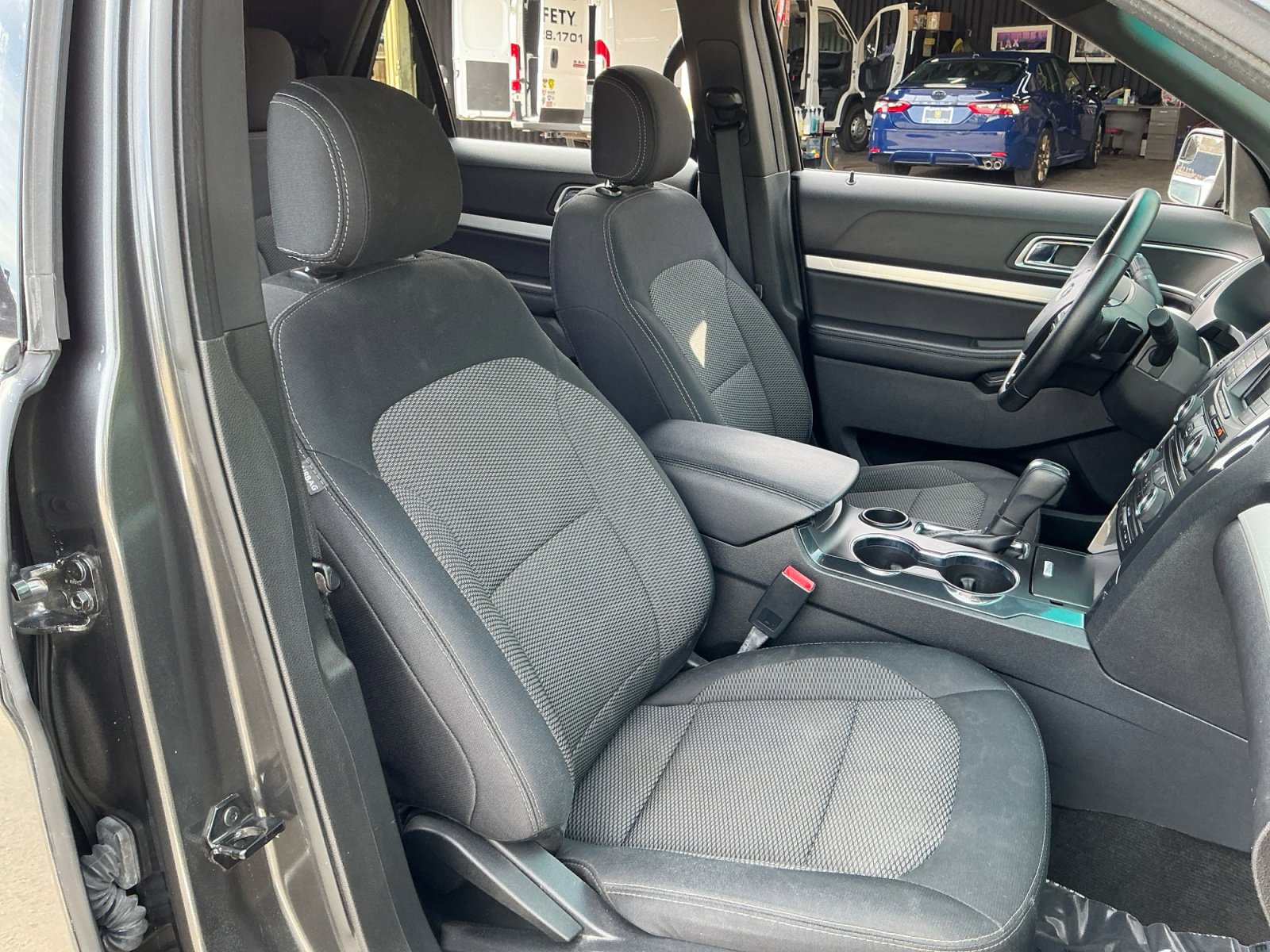 Used 2017 Ford Explorer XLT image 21