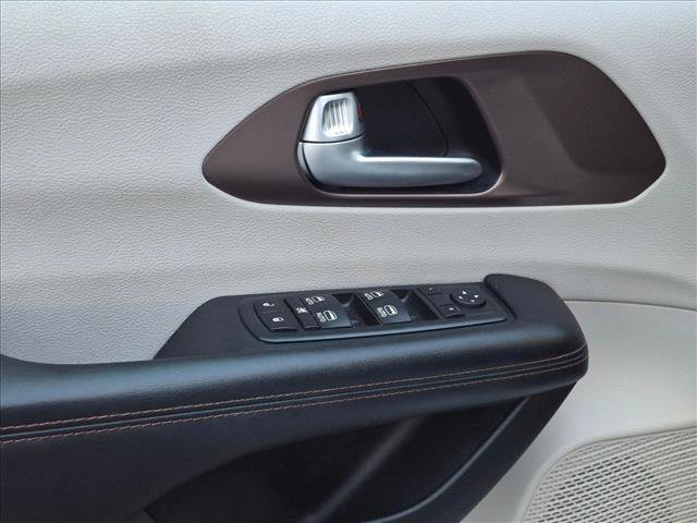 Used 2017 Chrysler Pacifica Touring-L Plus FWD image 2