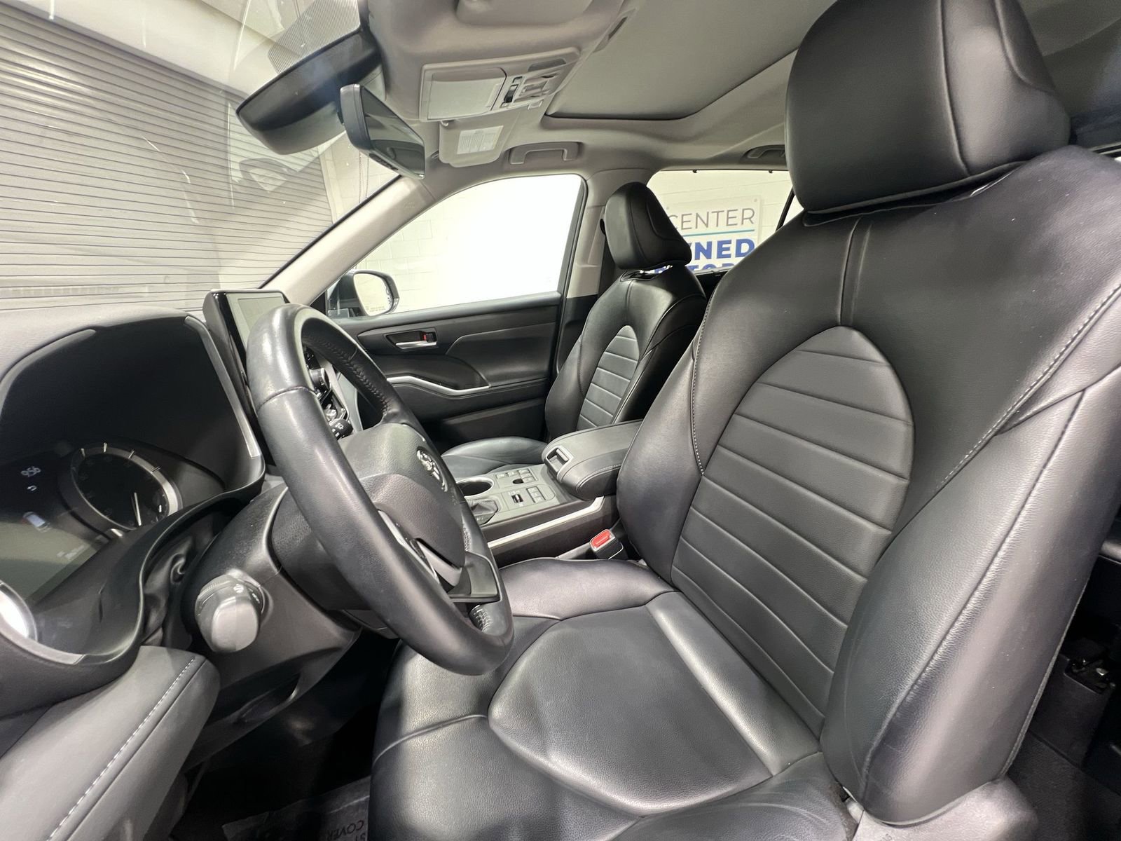 Used 2024 Toyota Highlander XLE image 11