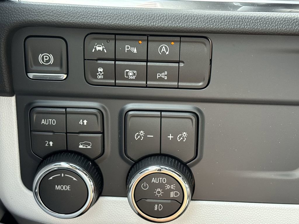 New 2025 Chevrolet Suburban Premier image 36