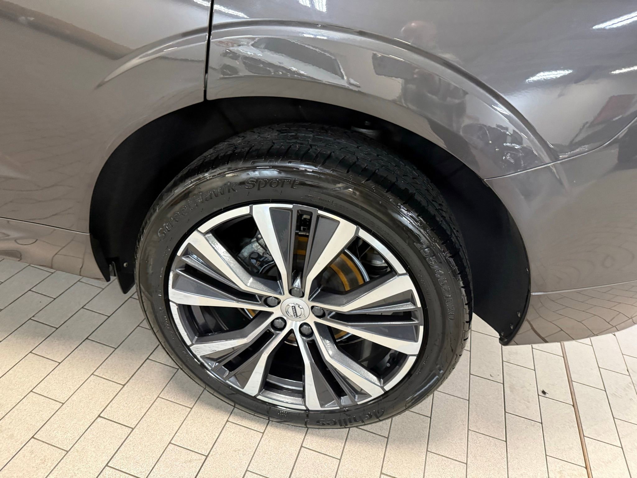 Used 2022 Volvo XC60 B5 Momentum w/ Climate Package image 12