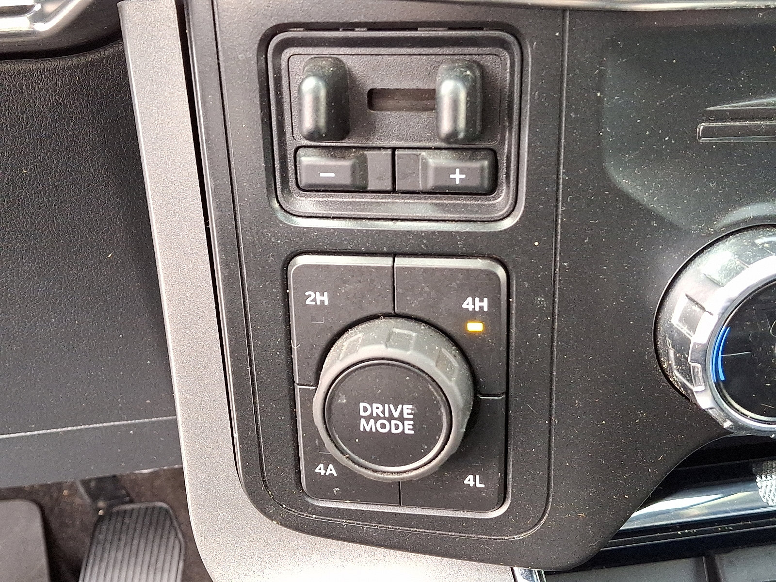 Certified 2022 Ford F150 Lariat w/ Equipment Group 502A High image 26