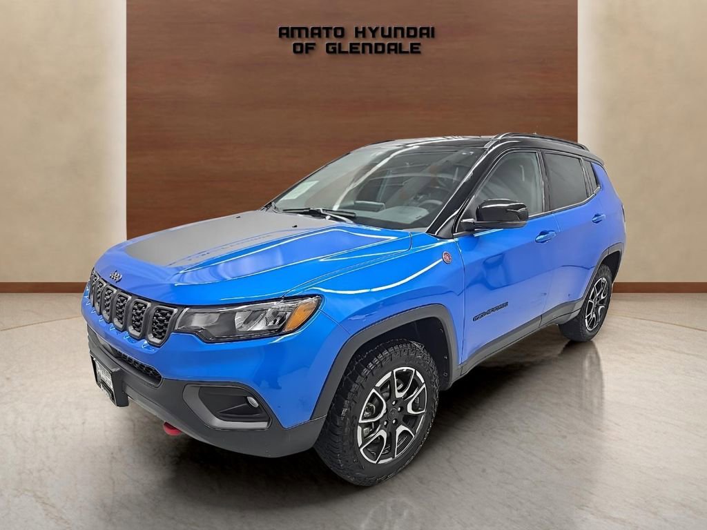 Used 2025 Jeep Compass Trailhawk AWD/4WD image 2