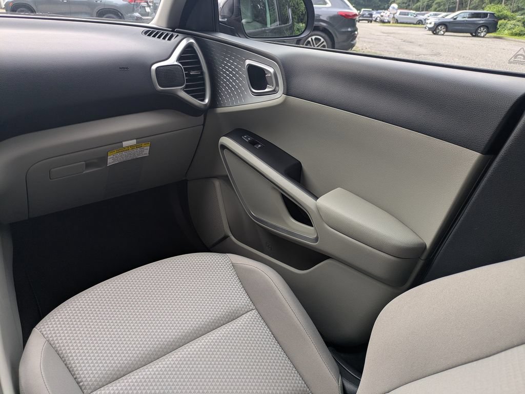 Used 2025 Kia Soul LX w/ LX Technology Package FWD image 17