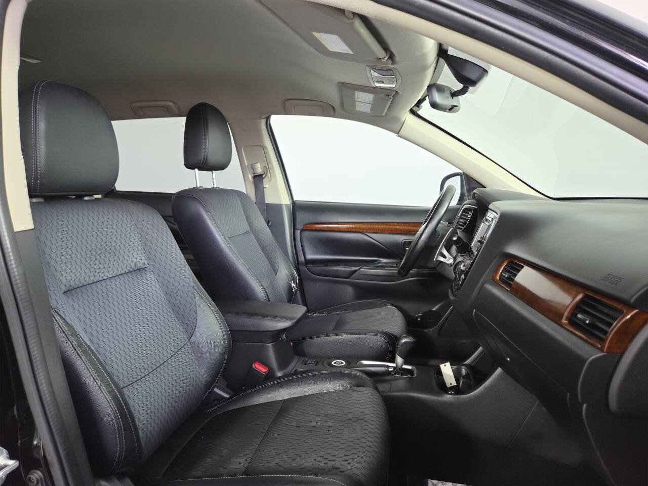 Used 2015 Mitsubishi Outlander GT AWD/4WD image 32