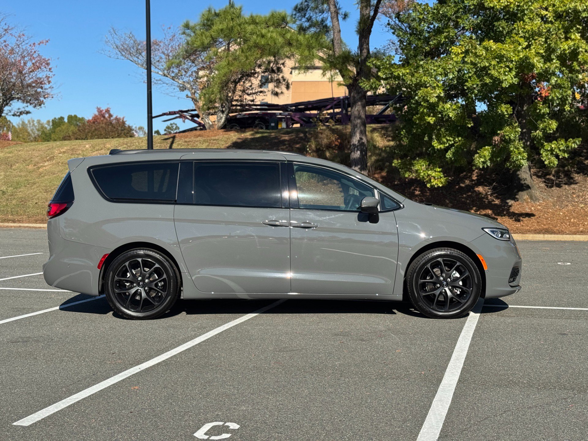 Used 2023 Chrysler Pacifica Touring-L w/ S Appearance Package image 14