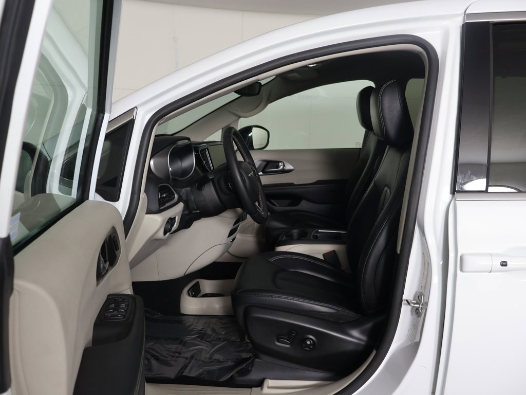 Used 2024 Chrysler Pacifica Touring-L image 29
