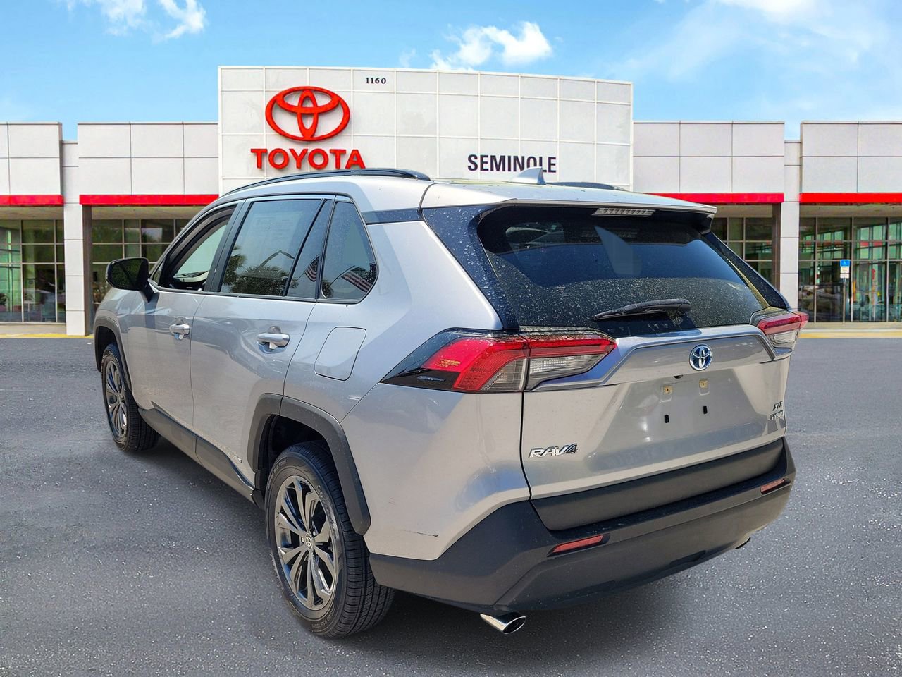Used 2023 Toyota RAV4 XLE Premium image 4