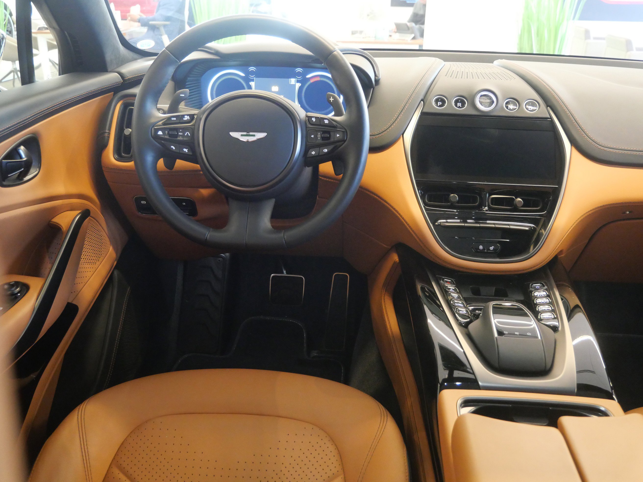 Used 2023 Aston Martin DBX image 23