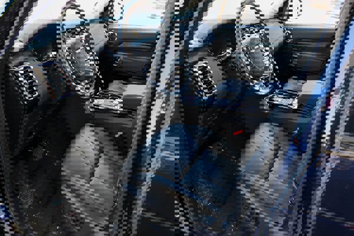 Used 2019 Land Rover Discovery HSE image 12