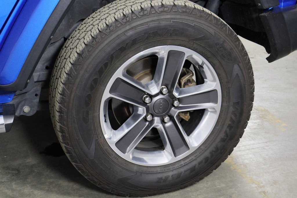 Used 2022 Jeep Wrangler Unlimited Sahara w/ Dual Top Group image 39