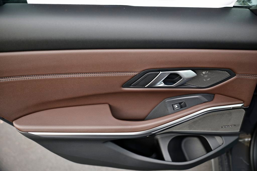 Used 2026 BMW 330i Sedan w/ M Sport Package image 23