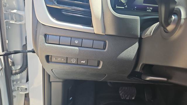 Used 2025 Nissan Rogue SL AWD/4WD image 16