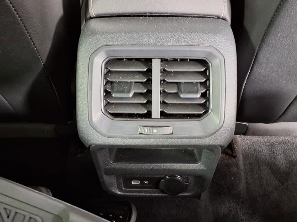 Used 2022 Volkswagen Tiguan SE image 12