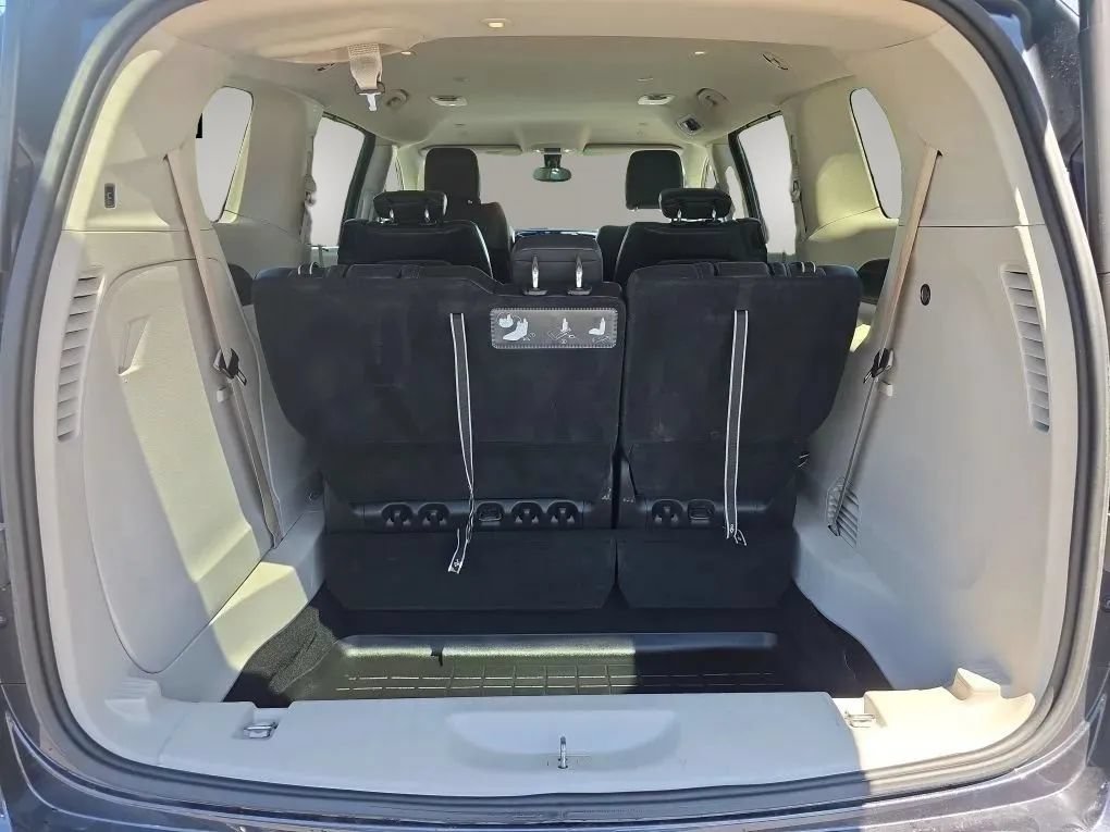 Used 2020 Chrysler Pacifica Touring-L FWD image 11