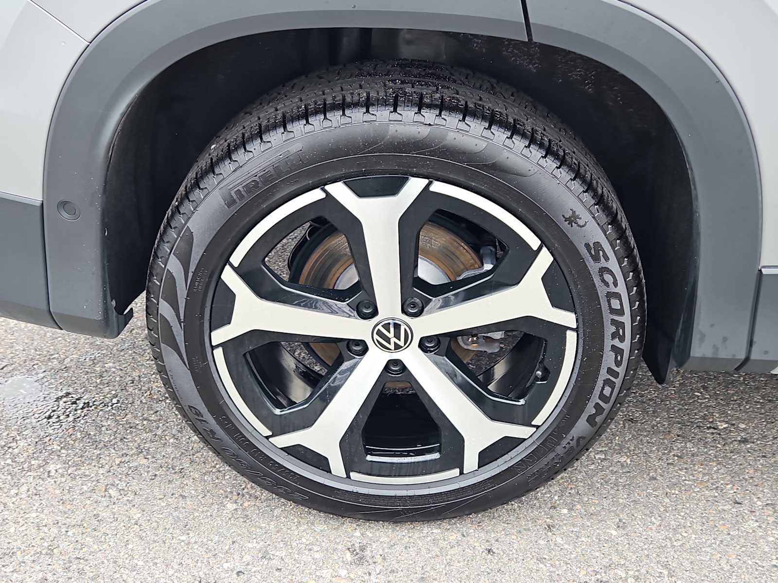 Used 2025 Volkswagen Tiguan SE AWD/4WD image 8