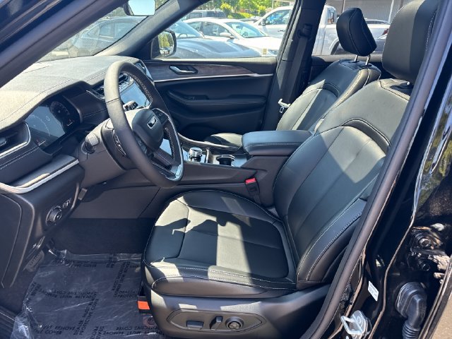 New 2025 Jeep Grand Cherokee L Limited w/ Black Appearance Package AWD/4WD image 15