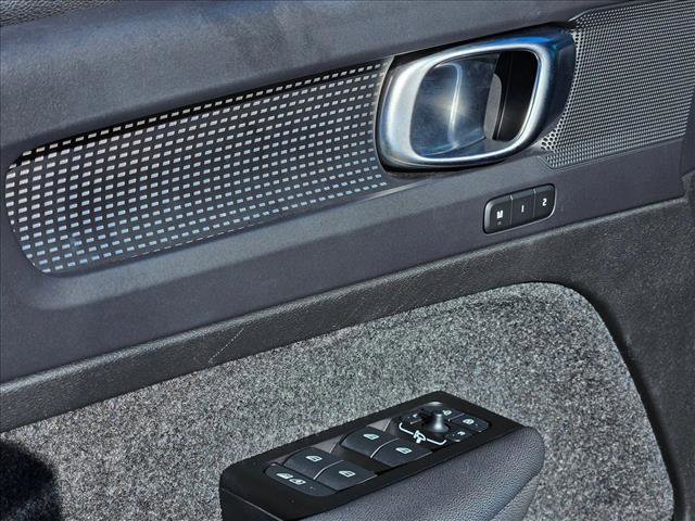 Used 2022 Volvo XC40 P8 Recharge Plus image 12