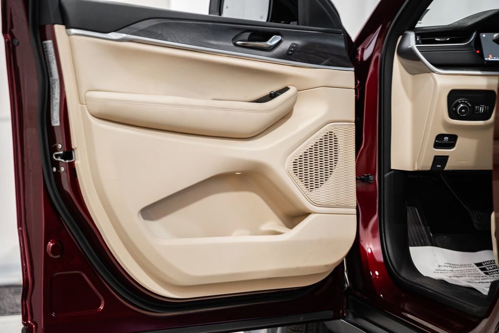 New 2025 Jeep Grand Cherokee Limited w/ Luxury Tech Group II image 39