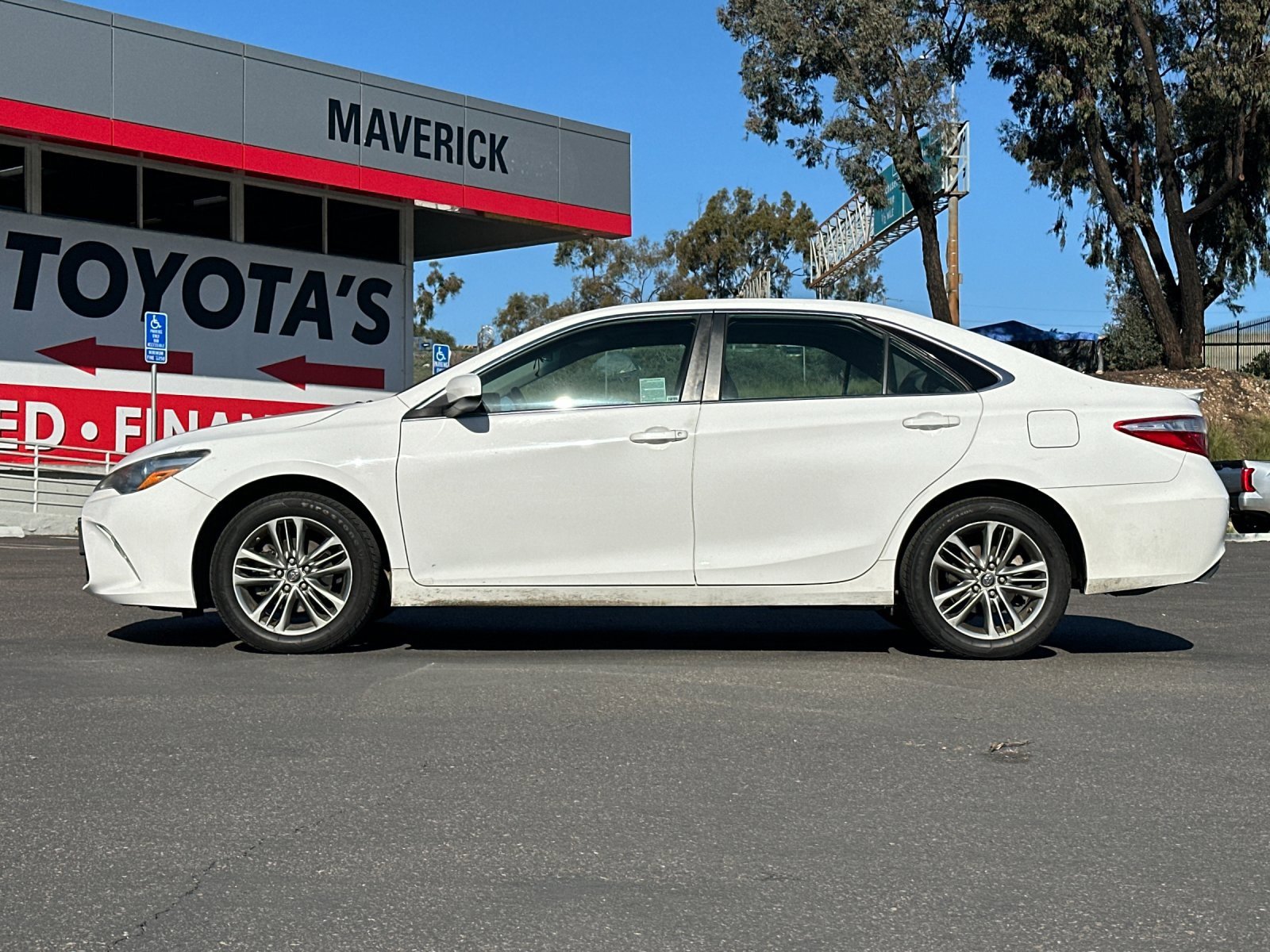 Used 2017 Toyota Camry SE video 2