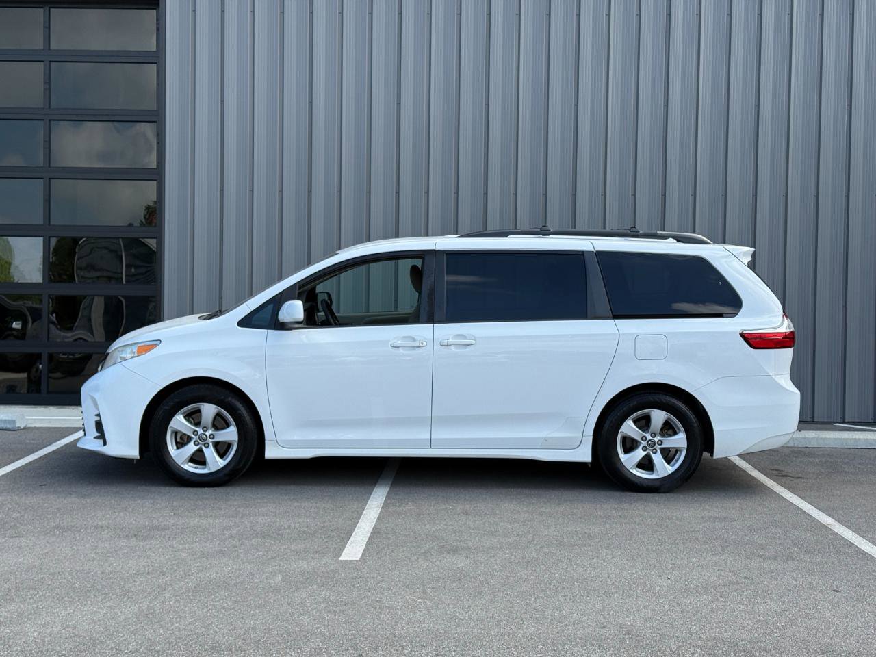 Used 2018 Toyota Sienna LE FWD image 3