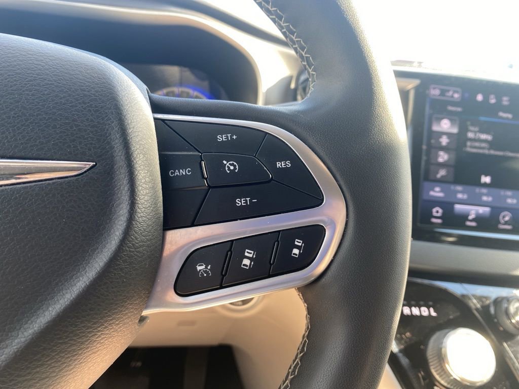 Used 2024 Chrysler Pacifica Touring-L image 12
