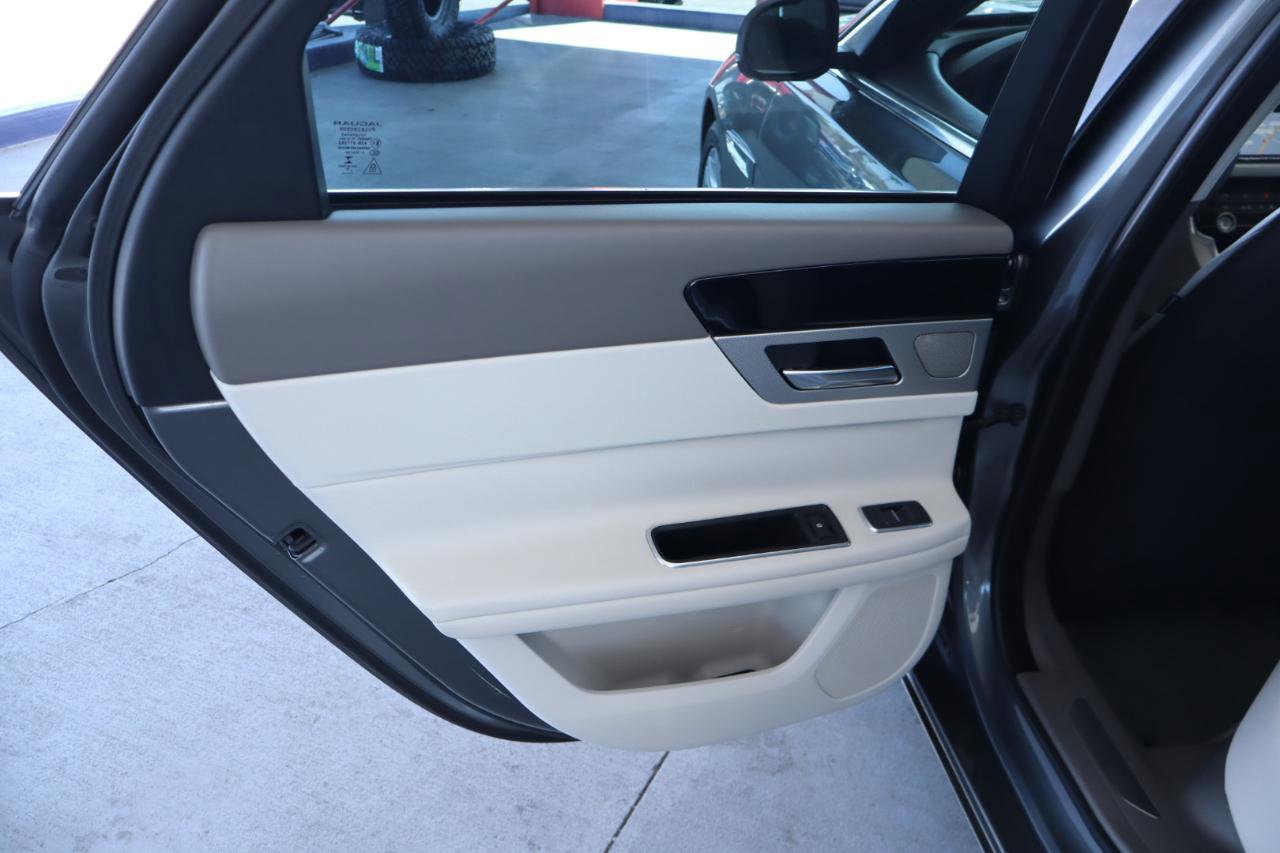 Used 2017 Jaguar XF Premium image 30