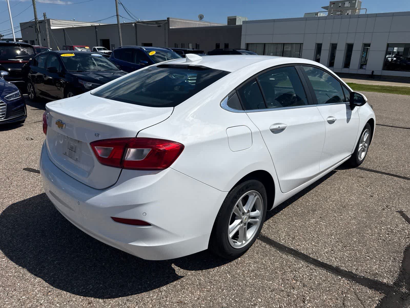 Used 2018 Chevrolet Cruze LT w/ Convenience Package FWD image 3