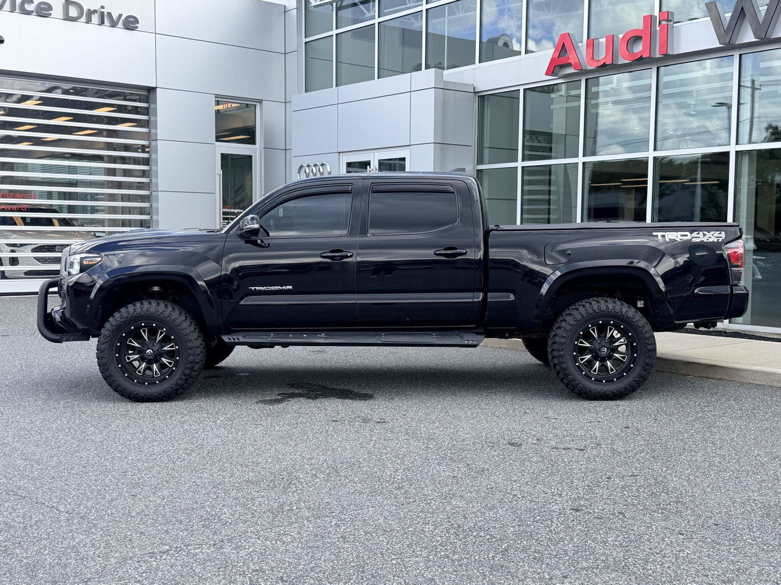 Used 2017 Toyota Tacoma TRD Sport w/ Tow Package AWD/4WD image 3