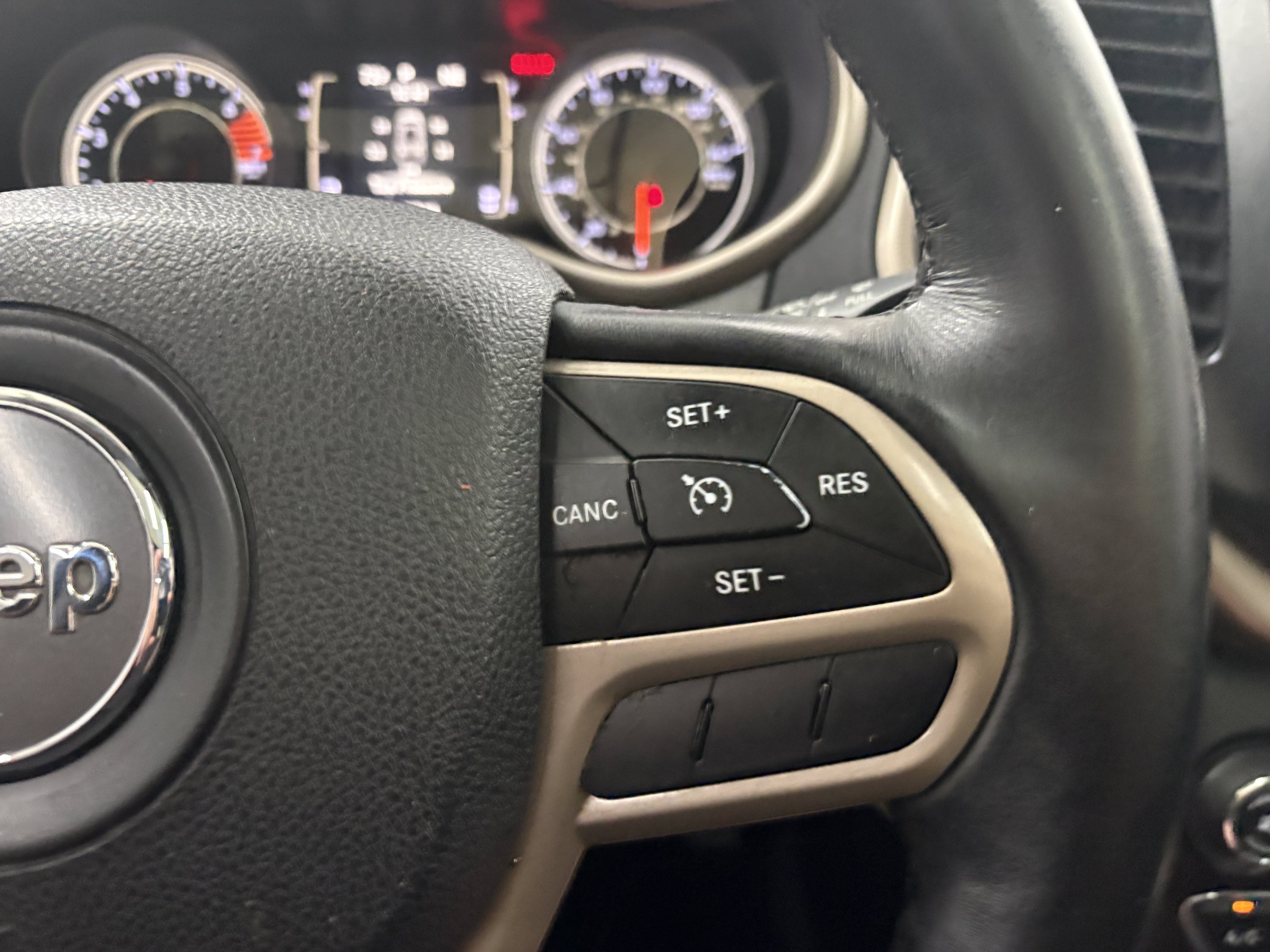 Used 2017 Jeep Cherokee Latitude w/ Cold Weather Group AWD/4WD image 32