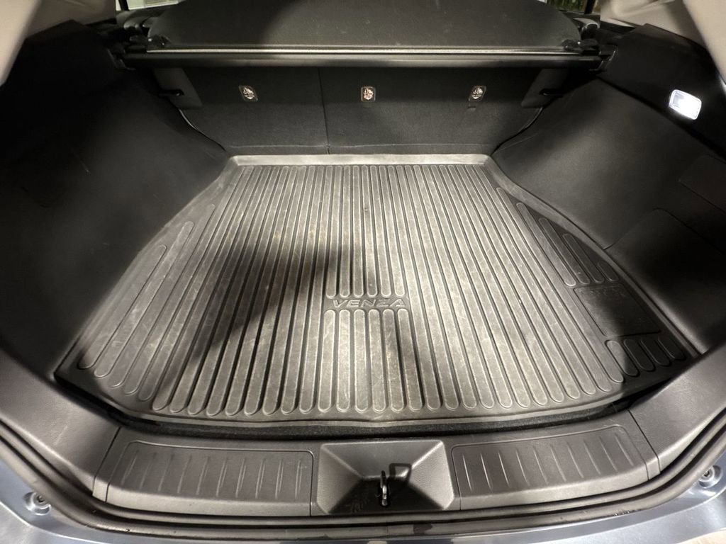 Used 2021 Toyota Venza LE image 30