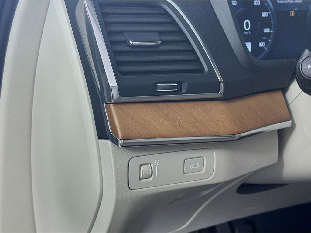 Used 2021 Volvo XC90 T6 Momentum image 11