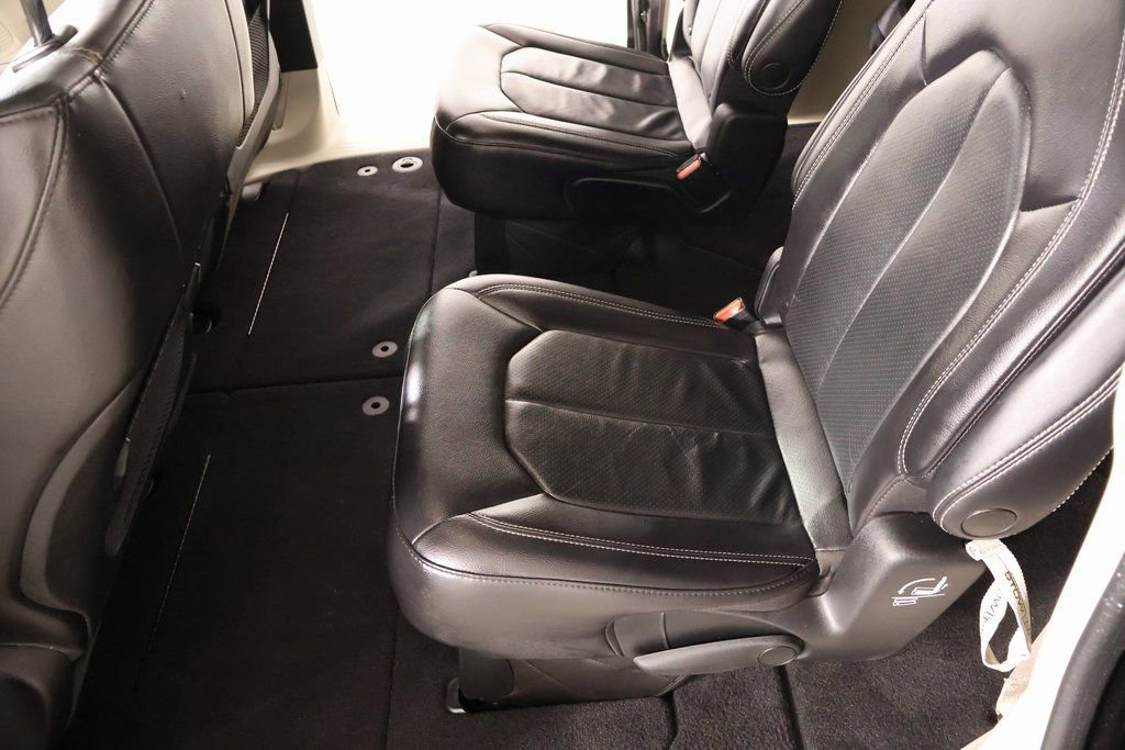 Used 2022 Chrysler Pacifica Touring-L image 11