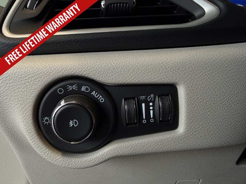 Used 2023 Chrysler Pacifica Touring-L FWD image 38