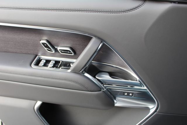 New 2026 Land Rover Range Rover SE image 17
